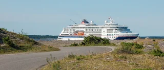 Se lyxkryssaren som ankrat utanför Lauters på Fårö