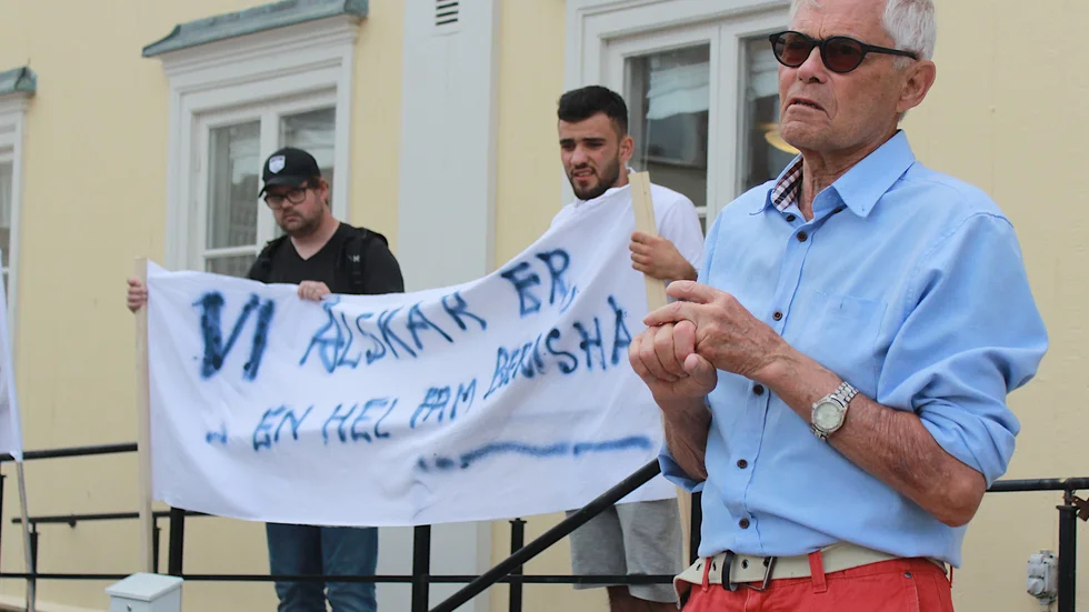 Familjen Berishas kontaktombud Lennart Nilsson tackade alla som deltog i den tysta manifestationen vid rådhuset. "Mitt hjärta är fullt av sorg ", sa han i sitt tal och tackade alla som kommit för att visa sitt stöd till familjen.