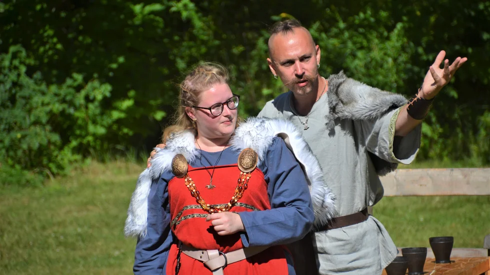 "Orms blå öga" är berättelsen om Sigrid (Malin-Evelina Lundström), kvinnan bakom Sigurdsristningen i Sundbyholm, här tillsammans med Stefan Johansson i rollen som Holmger, hennes man.