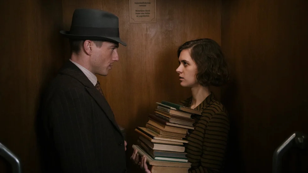 Gereon Rath (Volker Bruch) och Charlotte Ritter (Liv Lisa Fries) i den nya säsongen av "Babylon Berlin" som visas i SVT och SVT Play i sommar.