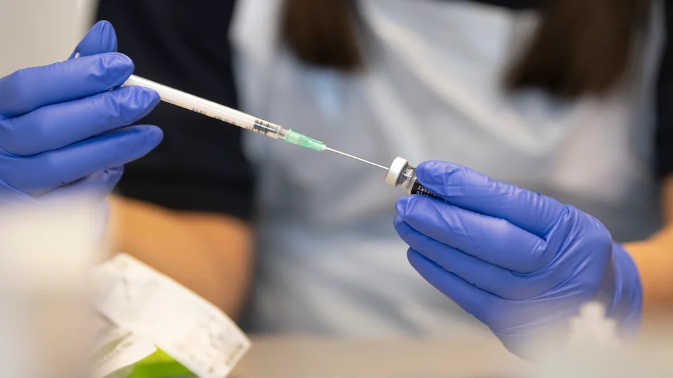 Folkhälsomyndigheten anser att det är en dålig idé att häva restriktionerna för de personer som fått vaccin. Arkivbild.