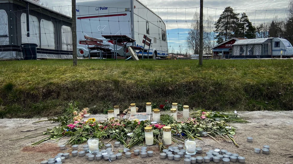 Minnesplatsen efter mordet vid badplatsen i Malmköping ligger på grusvägen i anslutning till campingen.