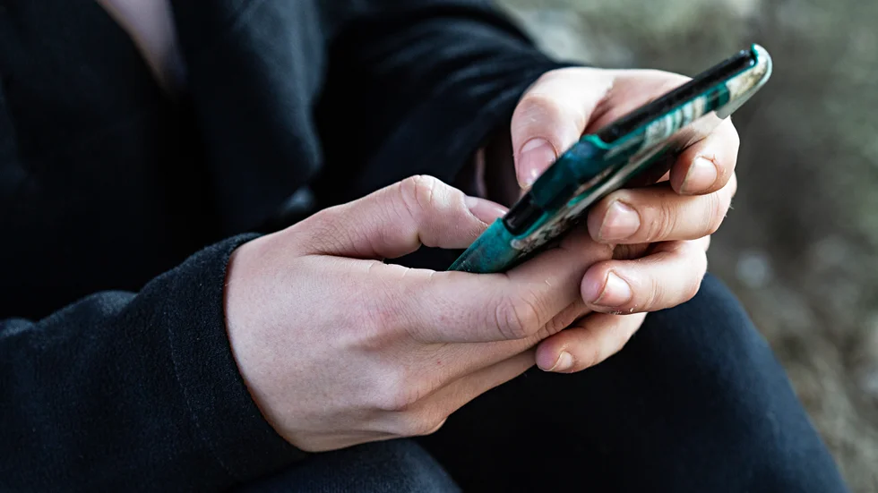 Anmälningarna om sms-bedrägerier blir färre, men summorna som försvinner ökar trots det. Arkivbild.