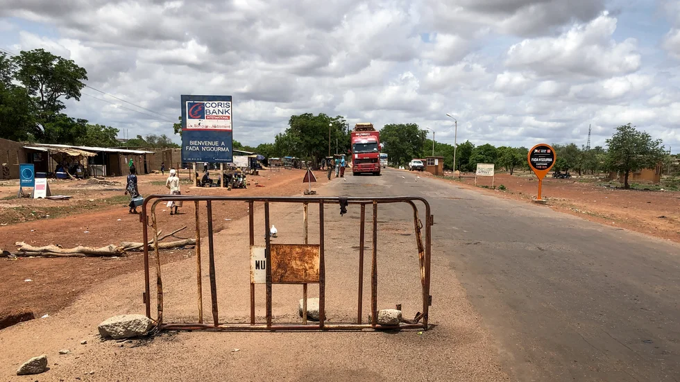 En militär kontrollplats i Burkina Faso där militär försöker stoppa terrorgruppers framfart. Arkivbild