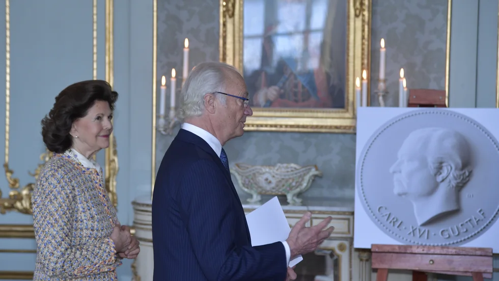 Riksdagen och regeringen uppmärksammade kungens 75-årsdag med en porträttmedaljong i gips av konungen som ska hänga i riksdagshuset.