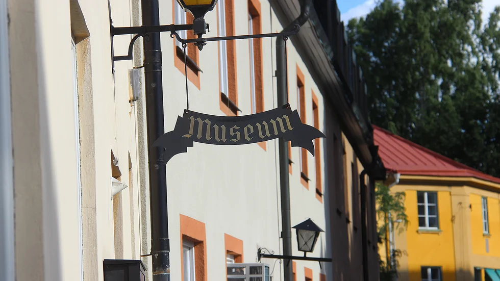 Skall det väl fungerande museet pressas in i det redan lokalmässigt tighta medborgarhuset, undrar signaturen Vi känner oss överkörda.