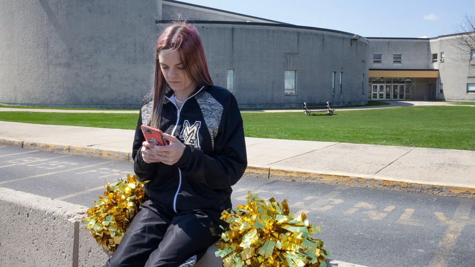 Brandi Levy reagerade skarpt på snapchat när hon inte flyttades upp i skolans cheerleadinggrupp i Pennsylvania, USA. Nu tas hennes mål vidare till den högsta rättsliga instansen i landet, Supreme Court där man ska utreda hur barns och ungas yttrandefrihet kan försvaras, utan att skolan fråntas möjligheten att reglera och bestraffa störande och stötande beteenden som exempelvis mobbing.