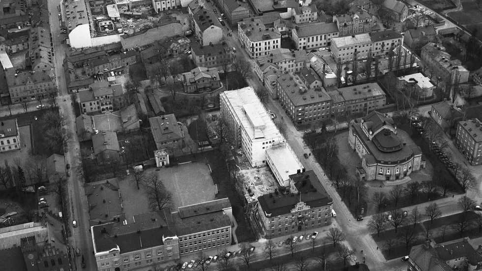 Våren 1959 färdigställdes Brandstodsbolagets tillbyggnad, även kallat Böndernas hus, mot Platensgatan. Yttertaket lutar inåt för att undvika snöras.