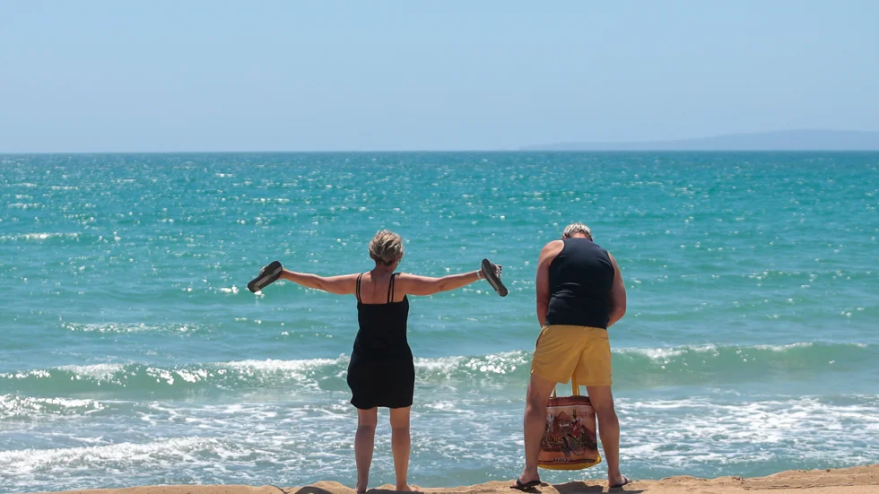 Längtan efter sol och bad är stor bland svenskarna. På bilden tyska turister på spanska Mallorca i juni 2020.