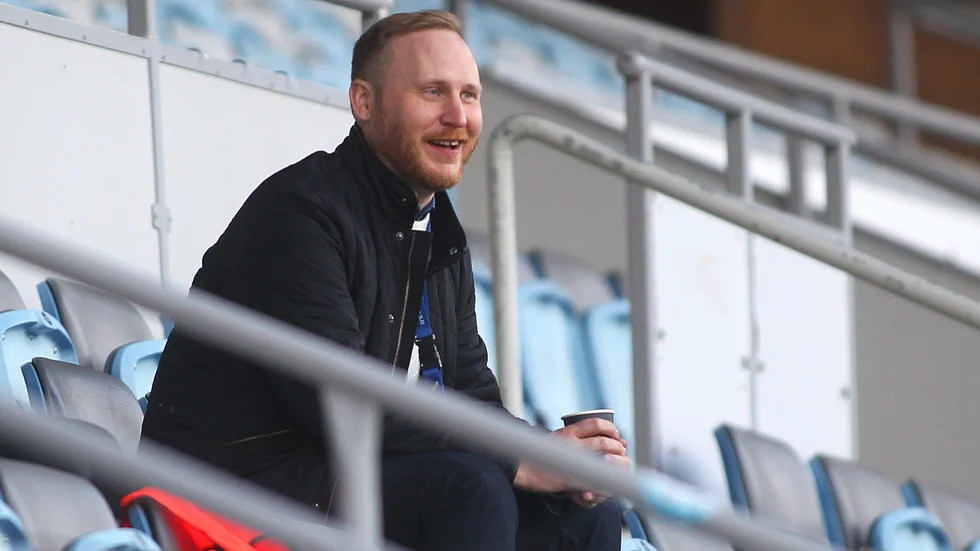 Sakarias Mårdh på IFK:s läktare under damernas premiär. "Det är mer jobb än vad man kunde föreställa sig, men i och med att vi inte hade någon klubbdirektör innan Örjan (Hansson) kom in så har det landat lite, men jag jobbar ganska mycket med det varje dag", säger Sakarias Mårdh om sin första tid som IFK-ordförande.
