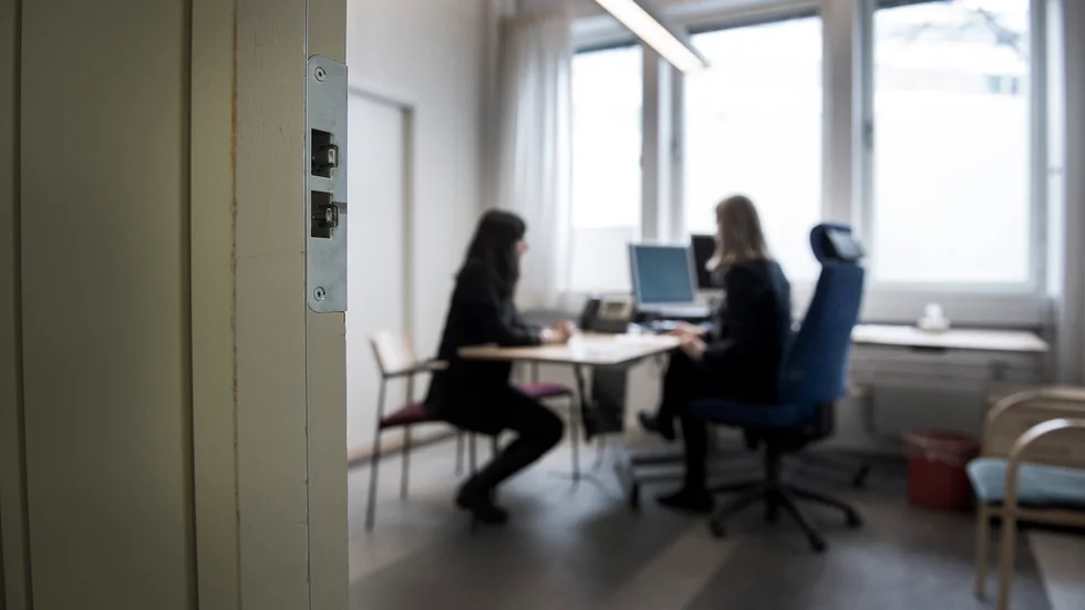 Riksdagen ska nu sätta en ny migrationslagstiftning på plats. Frågan avgörs i mitten, och inte på ytterkanterna. 