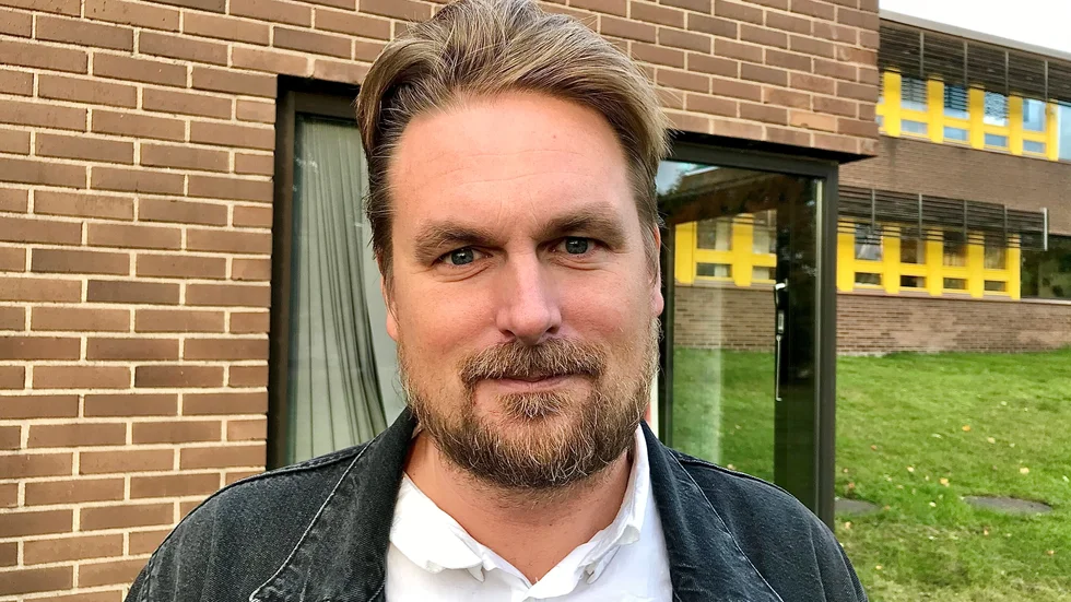 Patrik Renfors (V) gläds åt att städverksamheten blir kvar ett tag till i Oxelösunds kommun.