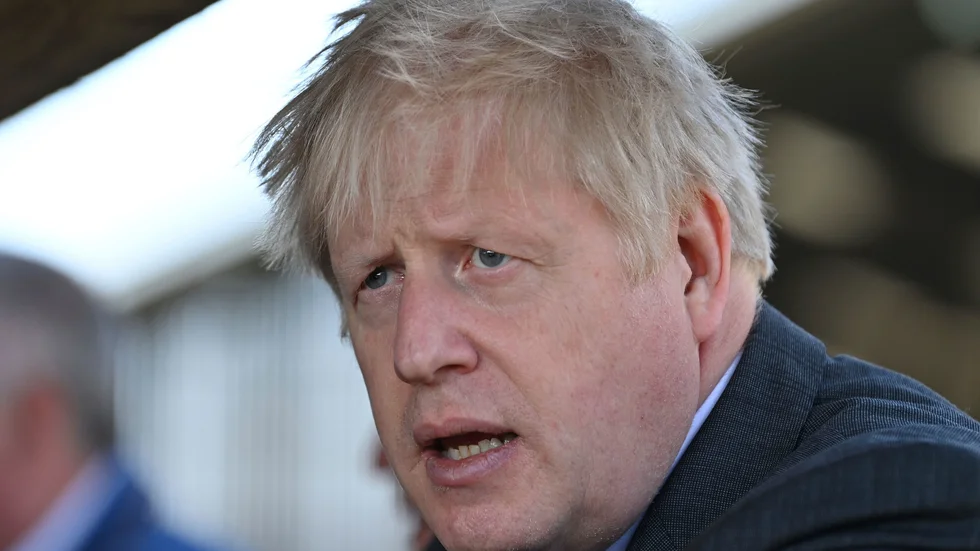 Boris Johnson avfärdar anklagelserna om att han ska ha finansierat renoveringen av sin bostad med Torypartiets medel. Arkivbild.
