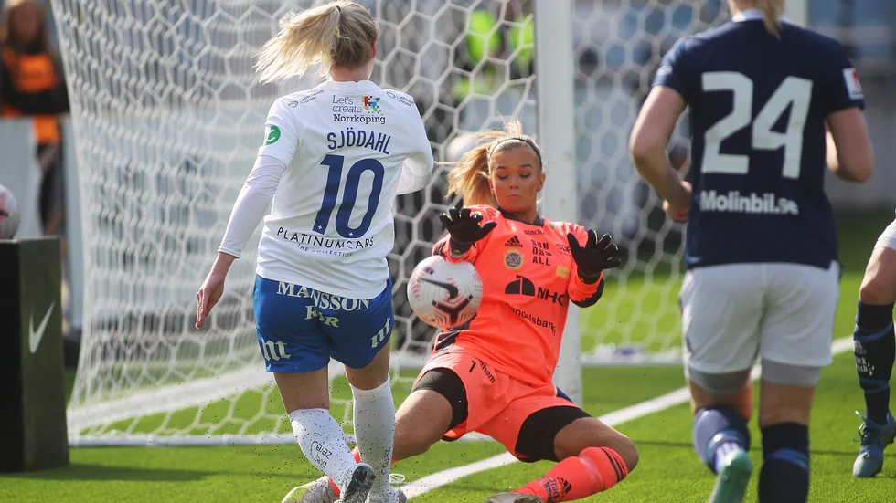 Alma Sjödahl nära att få in bollen.