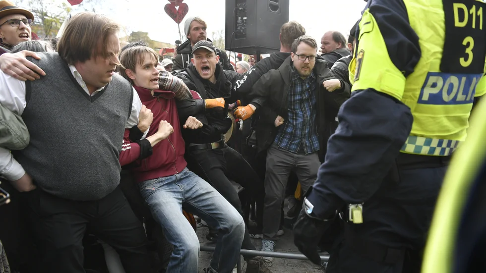 Polisen upplöste demonstrationer mot coronarestriktioner i Stockholm.