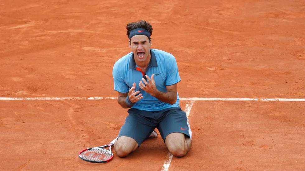 Roger Federer tog sin första seger i Franska mästerskapen 2009, genom att besegra Robin Söderling i finalen. Det var hans 14:e grand slam-seger i karriären. Arkivbild.