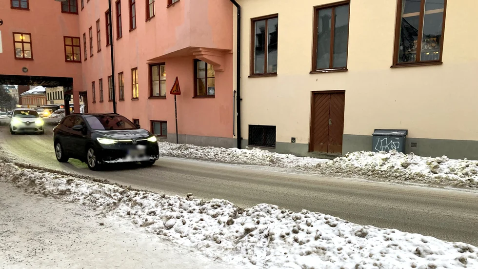 Bilister som söker parkering i Uppsala.