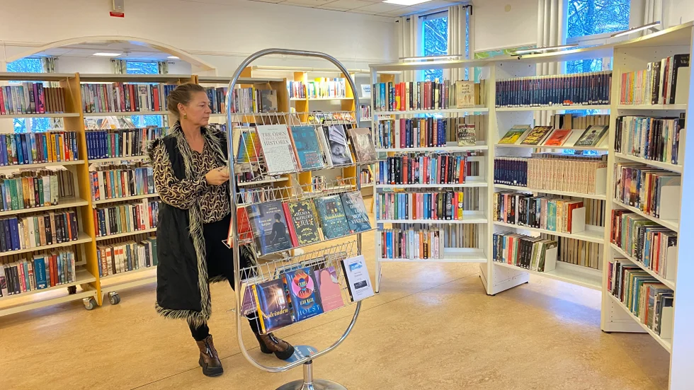 Liz Pettersson som arbetar på biblioteket som ligger en trappa upp i herrgården tror att biblioteket skulle få fler besökare om det låg i köpcentret.