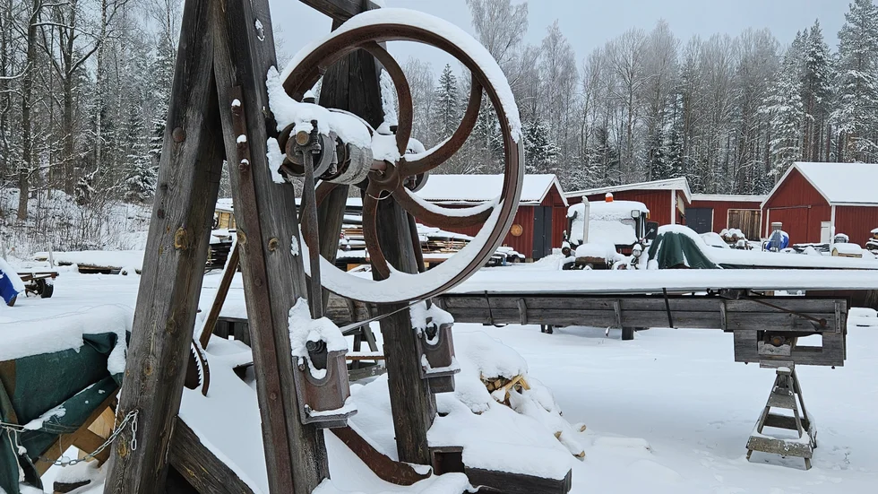 Nästan som en skulptur under snön i Ljusfallshammar.