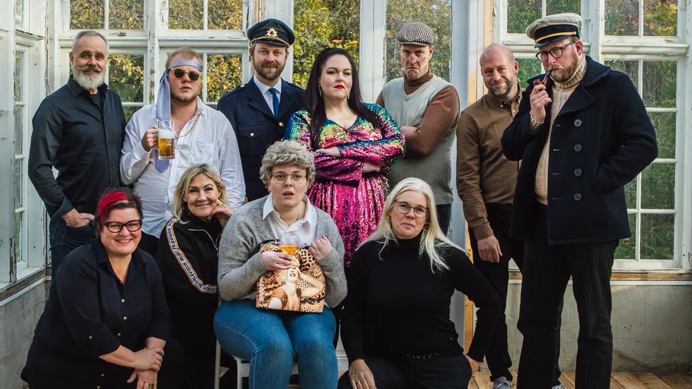 Katrineholmsrevygänget. Översta raden: Hans Qviström, Arvid Ström, Pontus Kinnander, Linda Råsberg, Gustav Karlsson, Thomas Ronach och Niklas Linder. Främre raden: Maria Axelsson, Cia Ronach, Linnea Forsberg och Cissie Brunosson.
