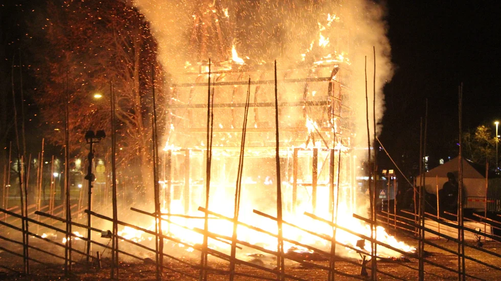 Under de 57 år som Gävlebocken ställts upp, årets bock inräknad, så har den brunnit eller förstörts ett 30-tal gånger. Den här bilden är från 2016. 