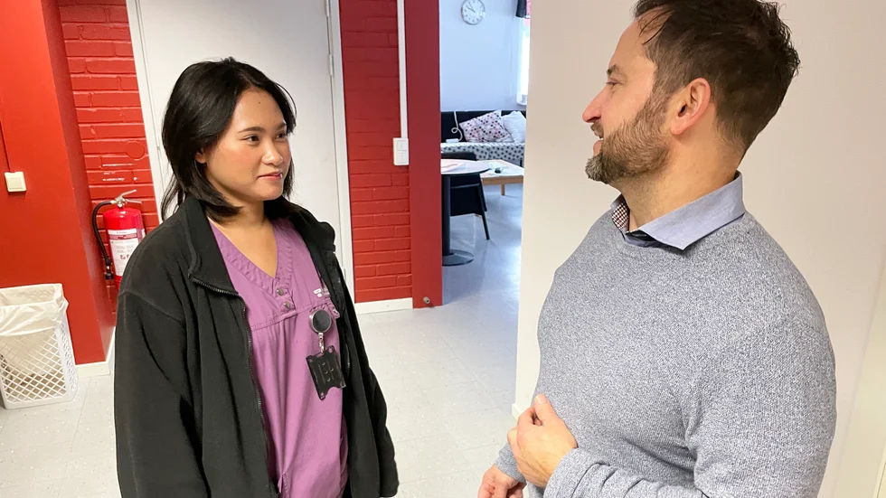 Conny Lundström, enhetschef i hemtjänsten, pratar med Anisa Nerakun. Conny är en av många ansvariga inom vård och omsorg i Skellefteå som har många medarbetare.