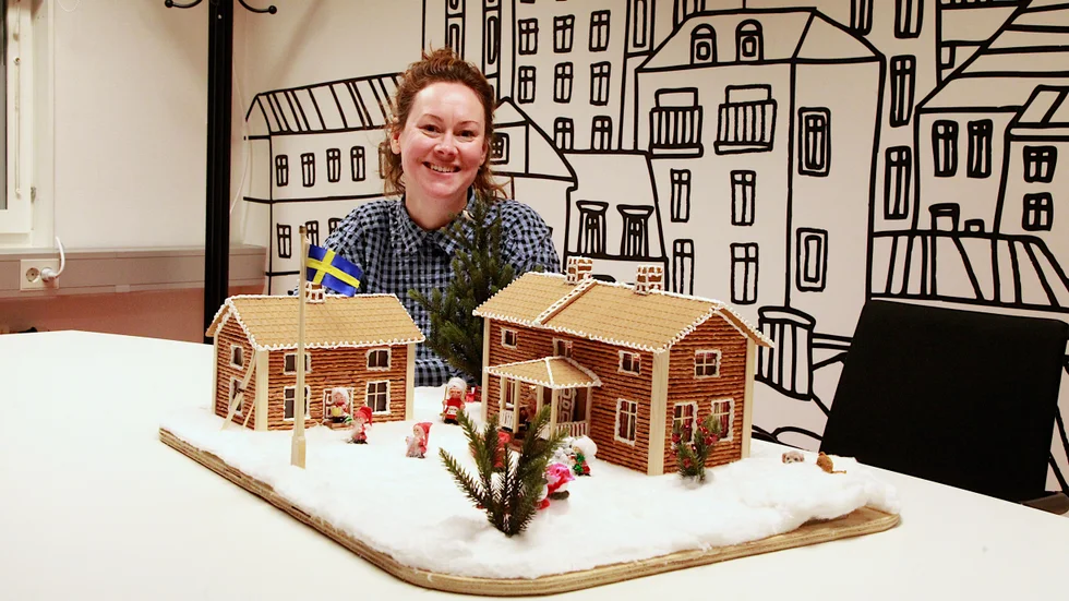 Anna Olofsson är mäklare för pepparkakshuset som sprider julig doft på kontoret de här dagarna. Hon är glad att huset får så mycket uppmärksamhet då pengarna går oavkortat till SOS-barnbyar i Ukraina.