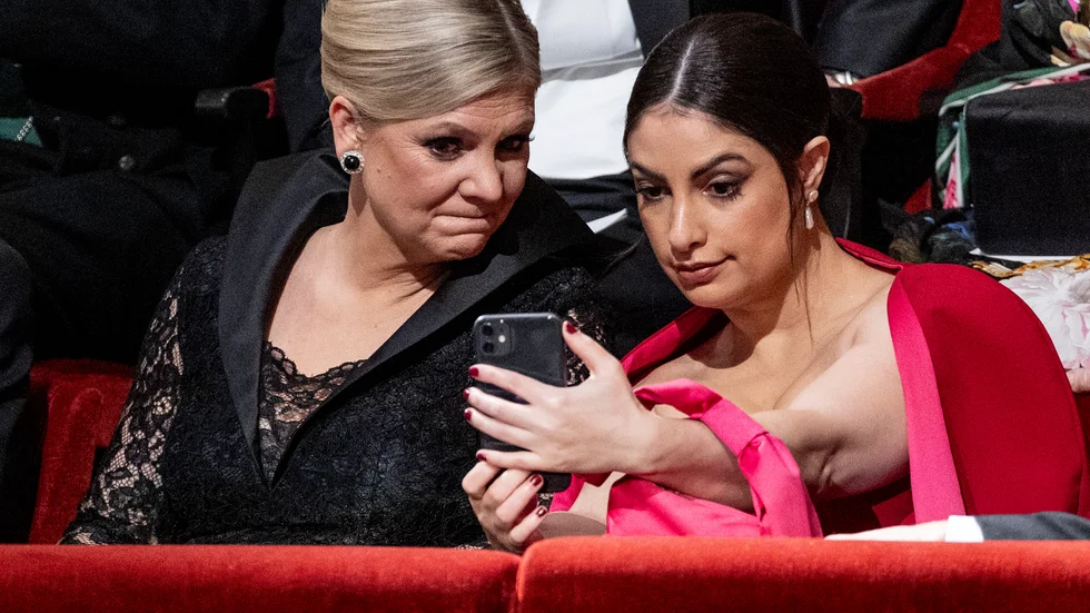Trist. Magdalena Andersson (S), Nooshi Dadgostar (V) och kollegan Märta Stenevi (MP) hånades på ett otäckt sätt i sociala medier efter Nobelfesten. 