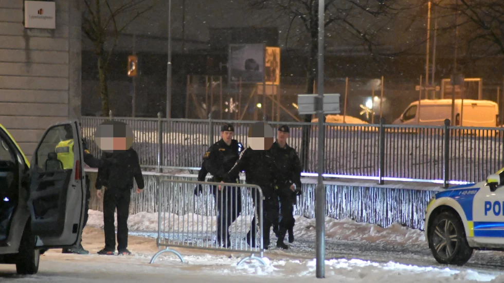 Flera polispatruller larmades på lördagskvällen till Saab arena efter att det uppstått bråk.