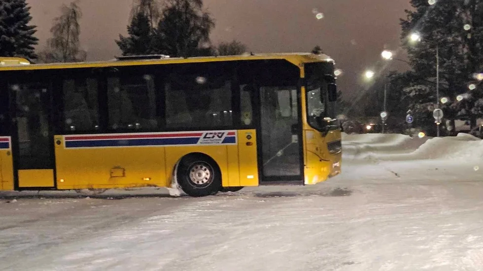 På lördagskvällen blev en buss stående och blockerade vägen i flera timmar i Boden. 