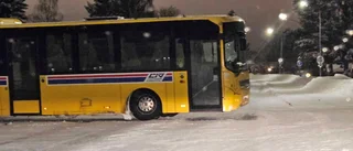 Buss körde fast i Boden – blockerade väg i timmar