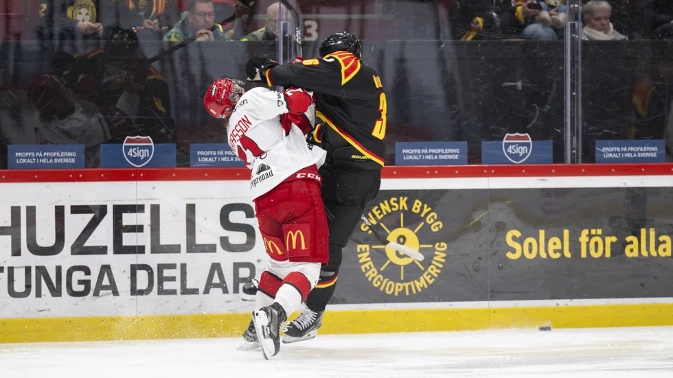 Jakob Ragnarsson (t v) får en tryckare vid sargen av Linus Ölund. Så här såg det oftast ut när Brynäs och Almtuna möttes i Gävle.