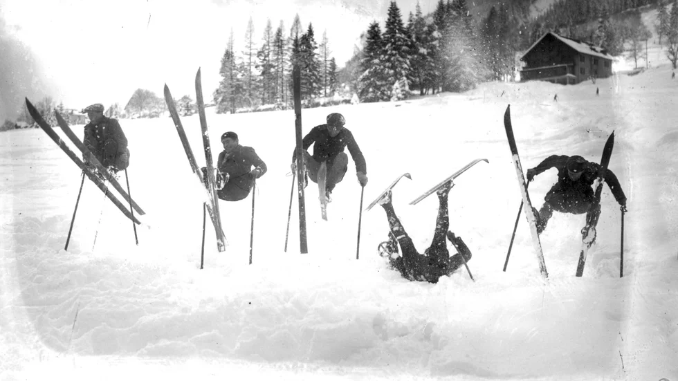 Bild från de olympiska spelen i Chamonix 1924, där alltså de svenska skidåkarna åkte i näbbstövlar. 