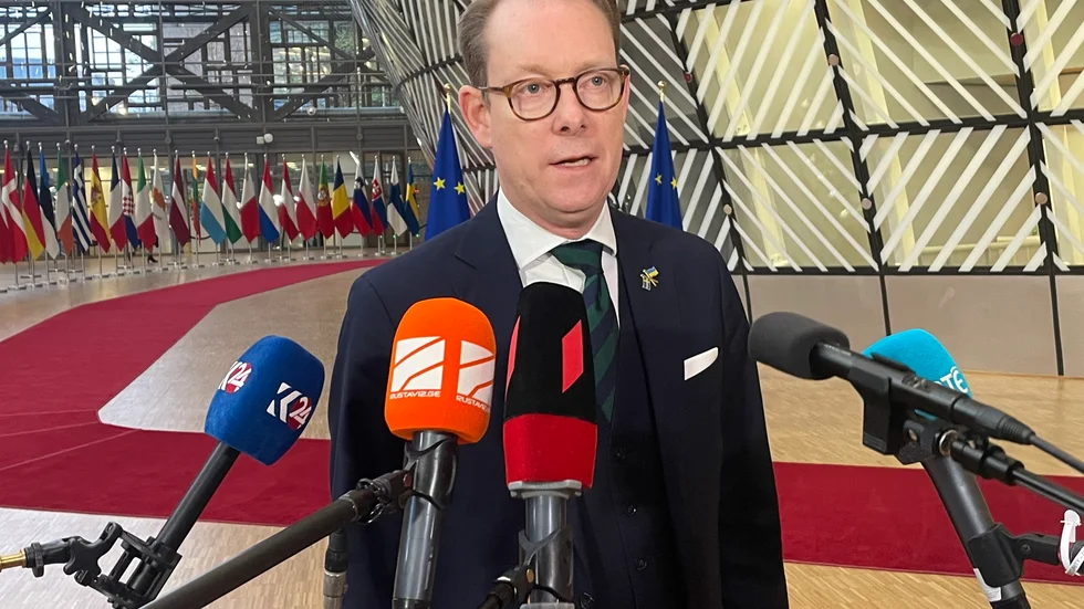 Utrikesminister Tobias Billström (M) på väg in till måndagens EU-möte i Bryssel.
