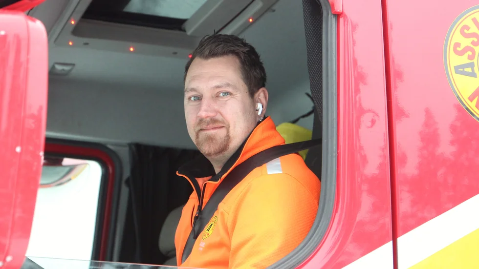 Hugo Hägg, en av bärgarna på ön, berättar om underkylda vägbanor och fruktansvärd halka där det inte har sandats.