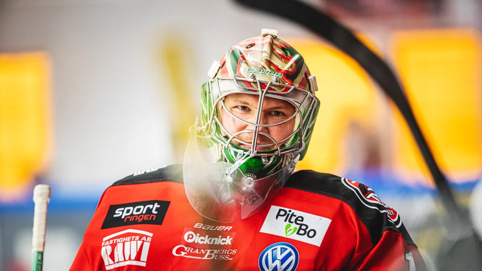Filip Gustavsson, till vardags i Minnesota Wild och med ett förflutet i både Luleå Hockey och Skellefteå AIK, vaktade kassen för det "röda laget" i Piteå Hockeys internmatch. 