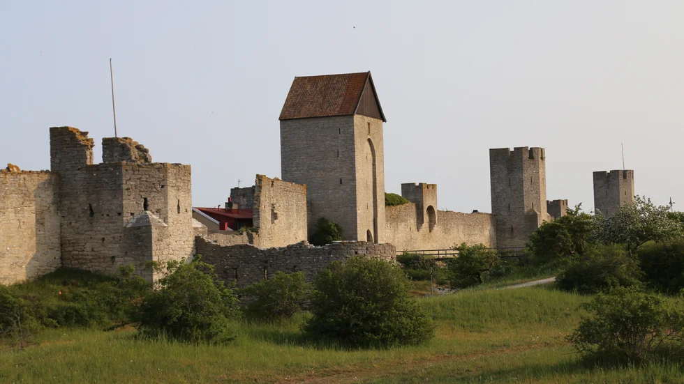 Den försurande effekten på miljön och ”vittringshastigheten på byggnader” har avtagit, enligt länsstyrelsens rapport över miljötillståndet på Gotland. Skärpta avgaskrav lär vara orsaken, när utsläppen av kväveoxid från personbilar och tunga fordon mer än halverats sedan 1990. 