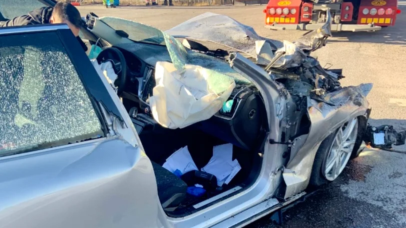 Bilen fick klippas upp av räddningstjänsten så att passageraren, en arbetskamrat till föraren, kunde komma ut. Han fick föras till sjukhus med ambulans och har uppgett att han dras med nacksmärtor efter olyckan. Han har däremot valt att inte kräva föraren på skadestånd.