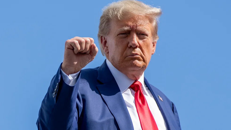 Donald Trump är åtalad för fyra grova brott men har ändå starkt stöd i sin väljarbas.