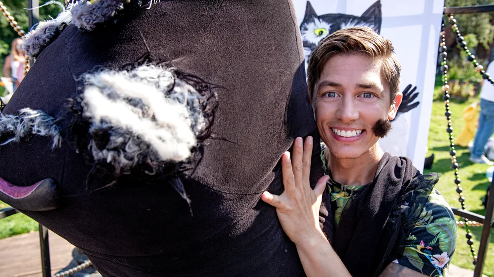 Alexander Hermansson och Sommarskuggedräkten. Pressbild.