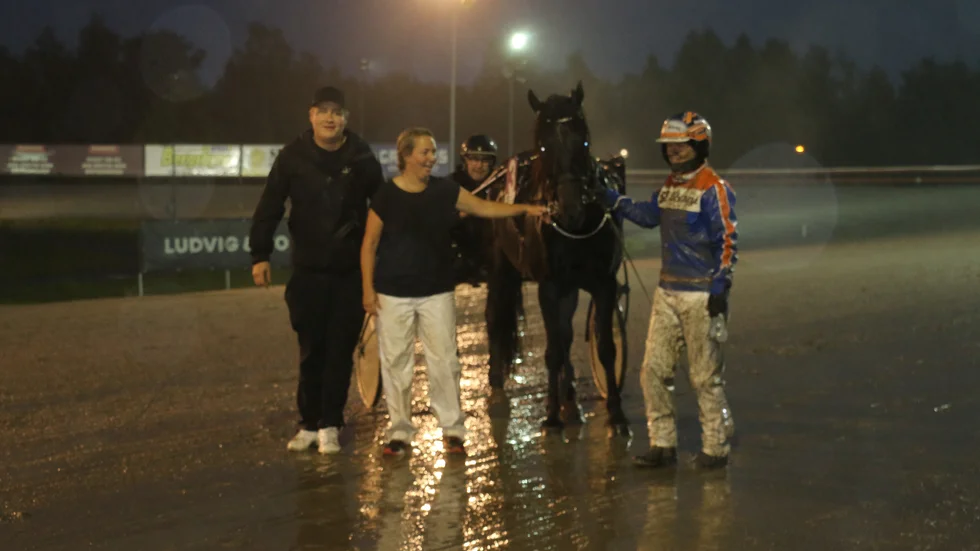 Vilgot Pettersson, Gabriella Laestander, hästen Guli Orkan och kusken Malin Viklund efter segern i V64-5 på den för kvällen blöta hemmabanan Skellefteå.