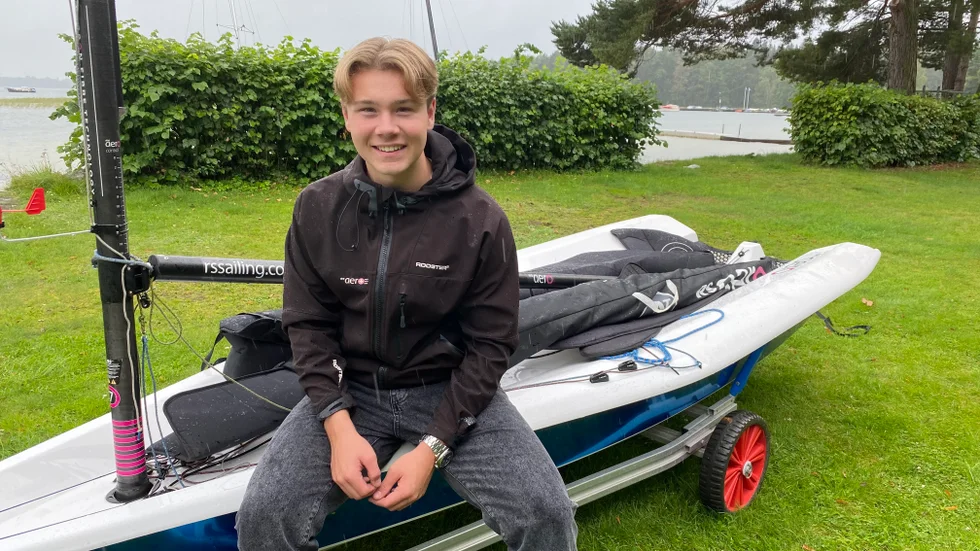Carl Furhoff från Borensberg är hemmahoppet när Motala segelsällskap arrangeras SM i RS aero på Vättern i helgen.