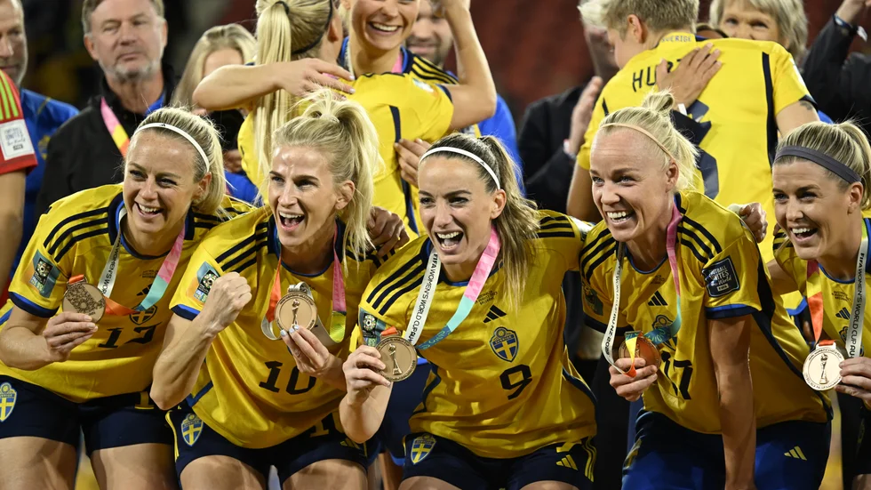 Sverige jublar med sina bronsmedaljer efter vinst i matchen i fotbolls-VM mot Australien.