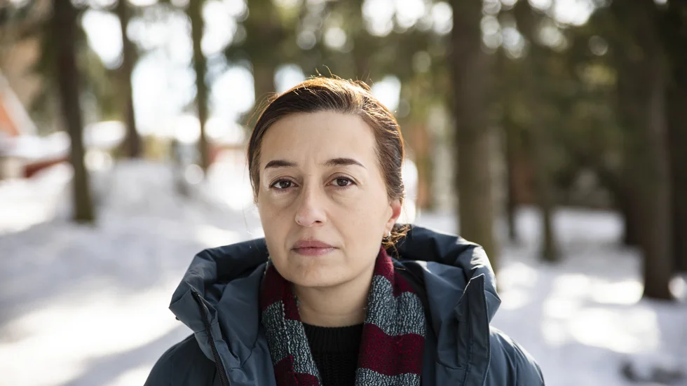 Anahita Ghazinezam är journalist och kulturkritiker, född i Teheran 1980. Hon flydde till Sverige under Iran-Irak-kriget och har sedan slutet av 80-talet varit bosatt i Västerbotten. Anahita gav på egen hand ut Våld hösten 2022. Den sålde snabbt slut. Nu kommer den i en uppdaterad utgåva på förlaget Ordfront.