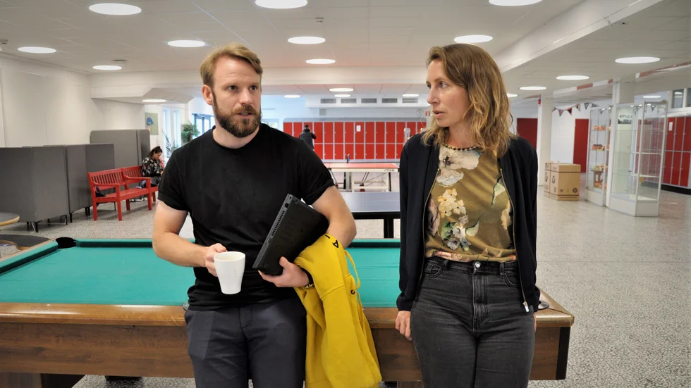 AI-roboten Chat GPT gör det enklare för eleverna att fuska. Den riskerar också att göra eleverna sämre på att själva söka på internet och att värdera källor, säger Tomas Laine och Tove Fraurud, lärare på Valsätraskolan.