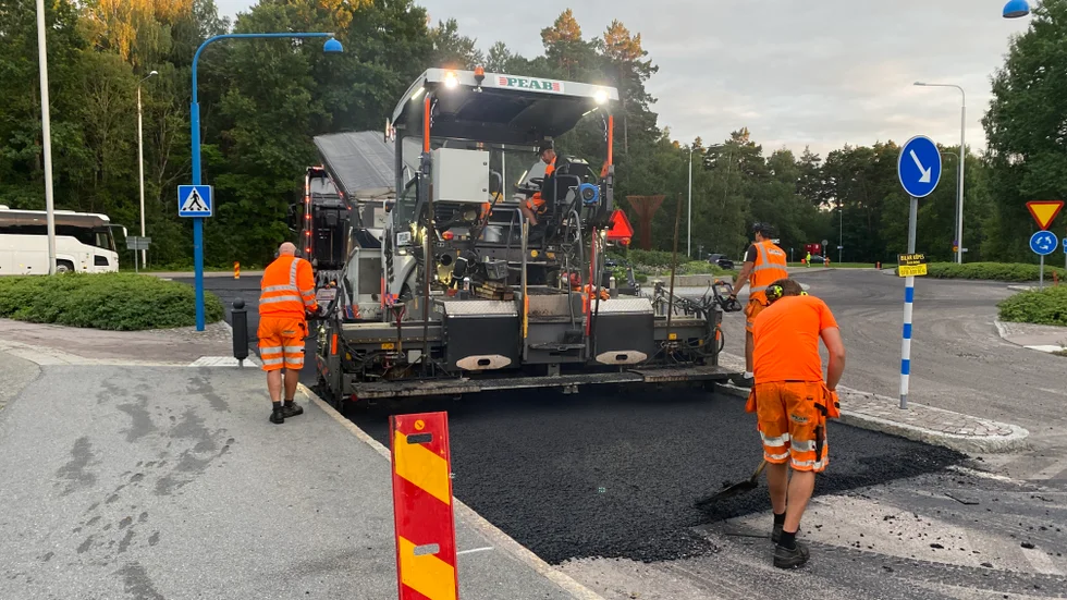 På onsdagskvällen lade Peabs asfaltsläggare ny beläggning i rondellen vid Motorgården.