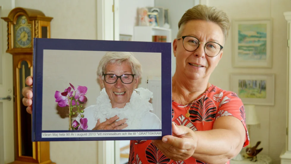 Lillemor Fernerud Öster visar en bild från Majs 90-årsdag och ingår i en av många fotoböcker som Maj fått av sina barn. Det är trevligt att sitta och sitta och titta i böckerna och minnas, tycker de båda. 