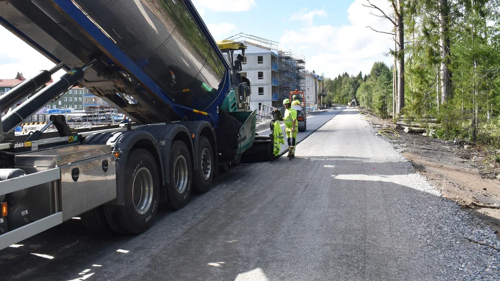Den nya gatan blir fem meter bred och här asfalteras den första halvan.