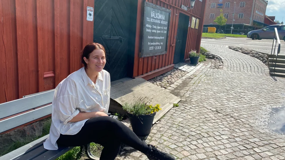 Isabella Erixon, delägare i Rökeriet, säger att sommaren började bra, men sedan regnade och blåste bort både gäster och omsättning.