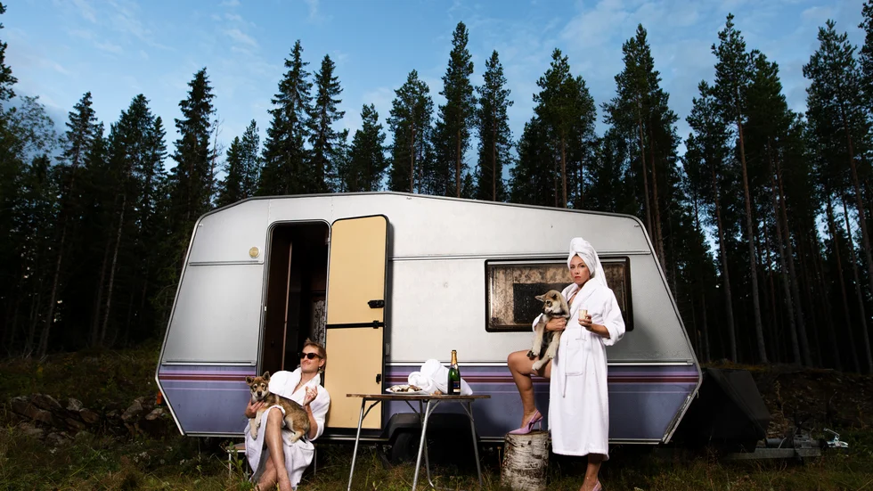 Ludvig Daae och Tove Berglund har skapat en interaktiv husvagnspark som de ska turnera med. Pressbild.